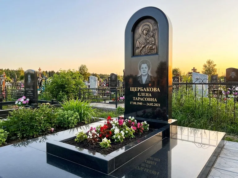 Памятник с барельефом — выполненная работа 35 в Перми