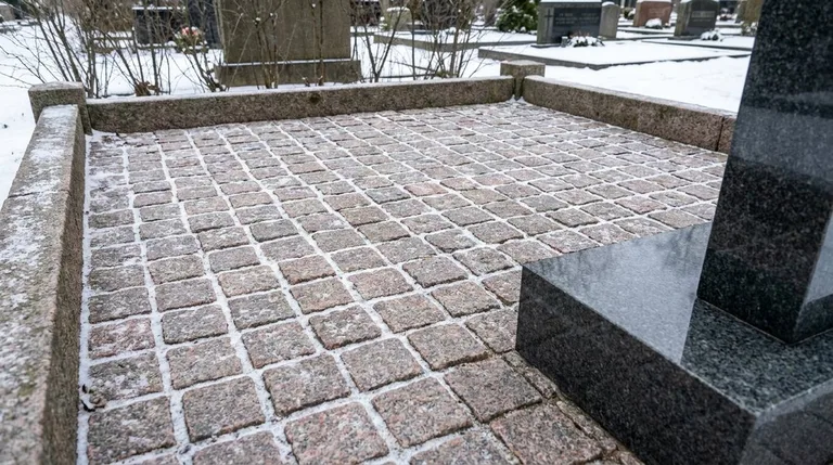 Мощение участка серой гранитной плиткой с цоколем, образец ПМ004 в Перми