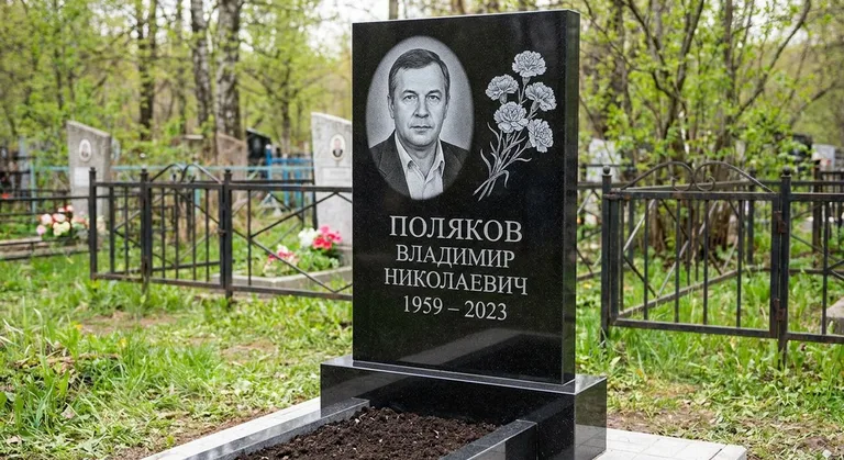 Памятник с гравировкой гвоздик — выполненная работа «Поляков» в Перми