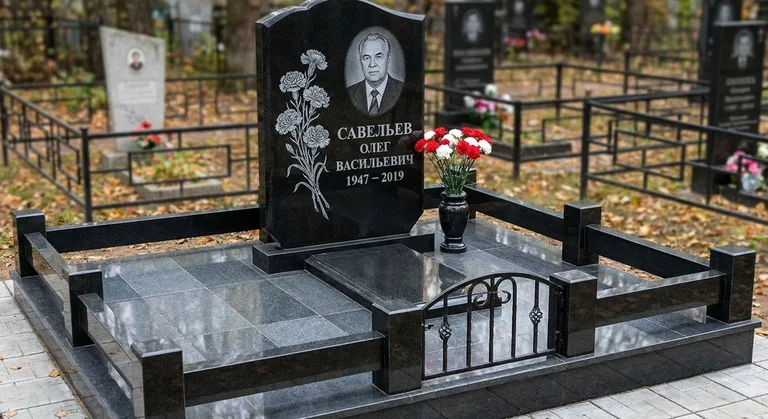 Памятник с гравировкой гвоздик — выполненная работа «Савельев» в Перми
