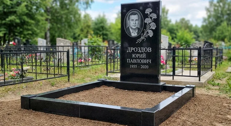 Памятник с гравировкой гвоздик — выполненная работа «Дроздов» в Перми