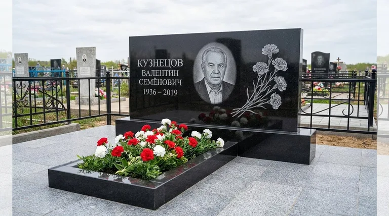 Памятник с гравировкой гвоздик — выполненная работа «Кузнецов» в Перми