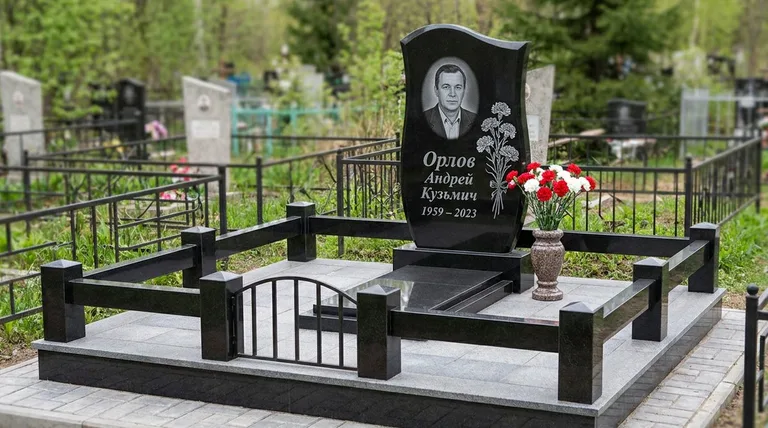 Памятник с гравировкой гвоздик — выполненная работа «Орлов» в Перми