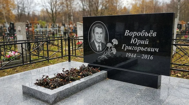 Памятник с гравировкой гвоздик — выполненная работа «Воробьёв» в Перми