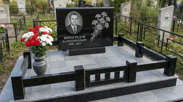 Памятник с гравировкой гвоздик — выполненная работа «Виноградов» в Перми