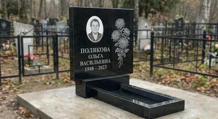 Памятник с гравировкой хризантем — выполненная работа «Полякова» в Перми
