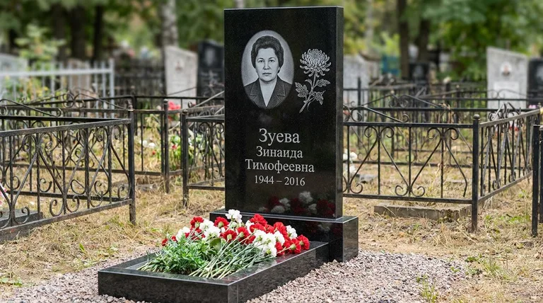 Памятник с гравировкой хризантем — выполненная работа «Зуева» в Перми