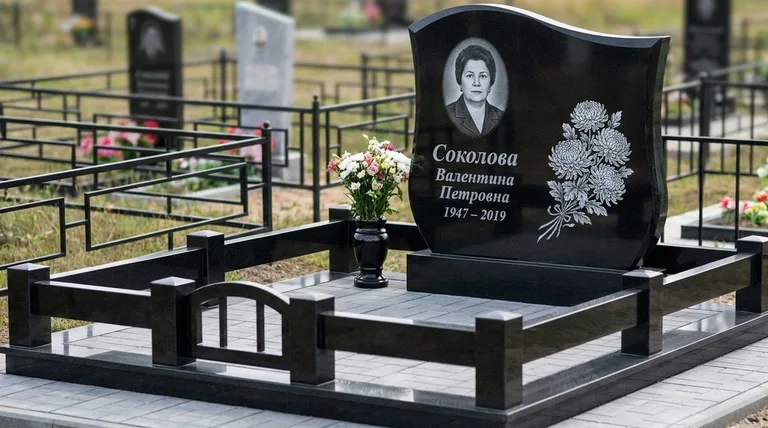 Памятник с гравировкой хризантем — выполненная работа «Соколова» в Перми
