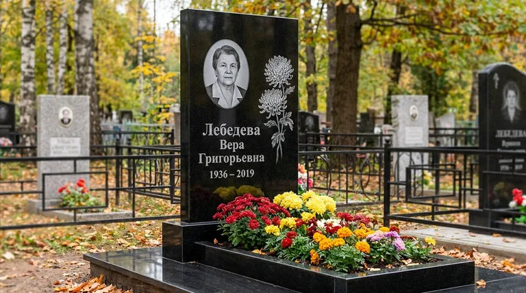 Памятник с гравировкой хризантем — выполненная работа «Лебедева» в Перми