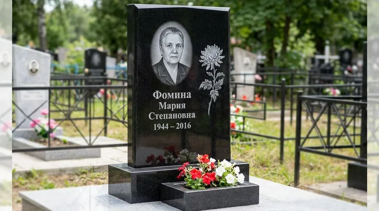 Памятник с гравировкой хризантем — выполненная работа «Фомина» в Перми