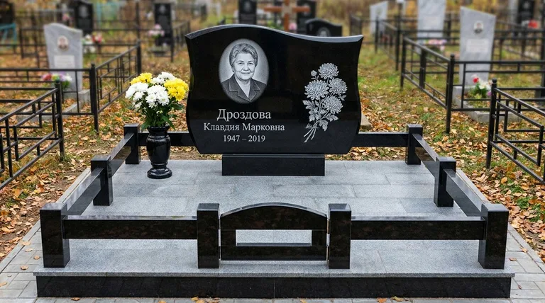 Памятник с гравировкой хризантем — выполненная работа «Дроздова» в Перми