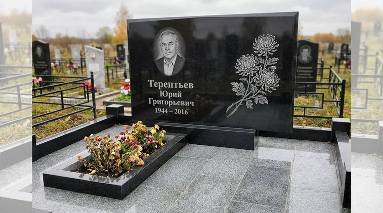 Памятник с гравировкой хризантем — выполненная работа «Терентьев» в Перми