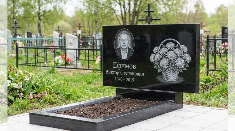 Памятник с гравировкой хризантем — выполненная работа «Ефимов» в Перми