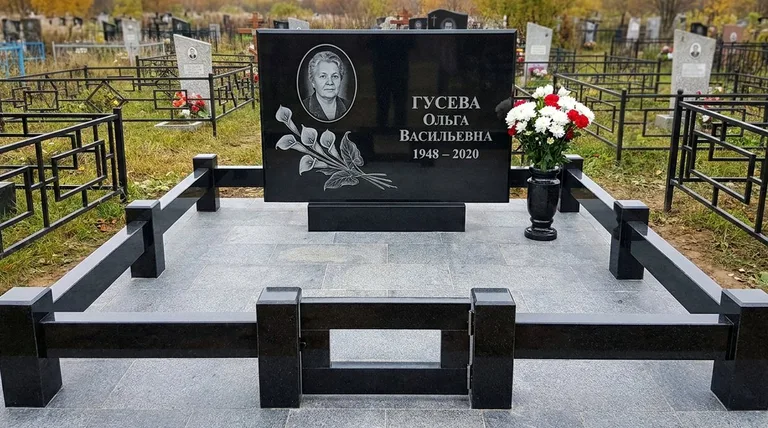 Памятник с гравировкой калл — выполненная работа «Гусева» в Перми