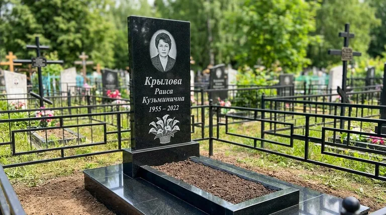 Памятник с гравировкой калл — выполненная работа «Крылова» в Перми