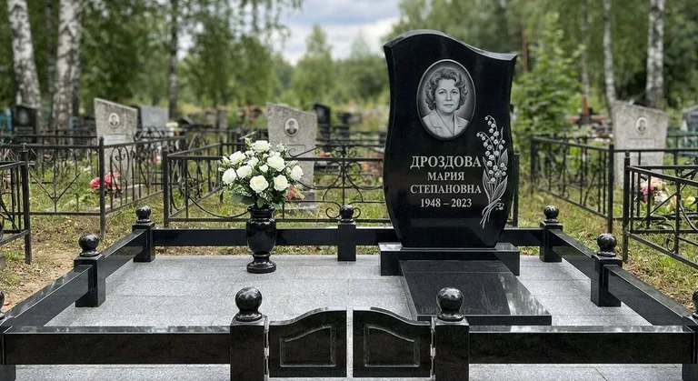 Памятник с гравировкой ландышей — выполненная работа «Дроздова» в Перми
