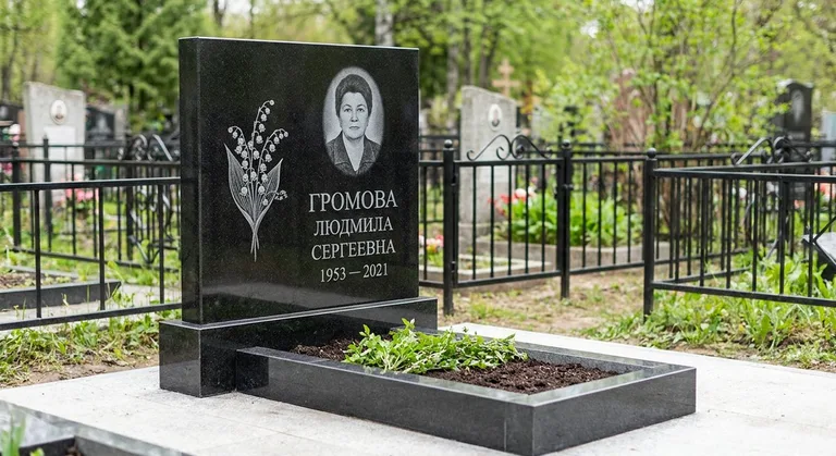 Памятник с гравировкой ландышей — выполненная работа «Громова» в Перми