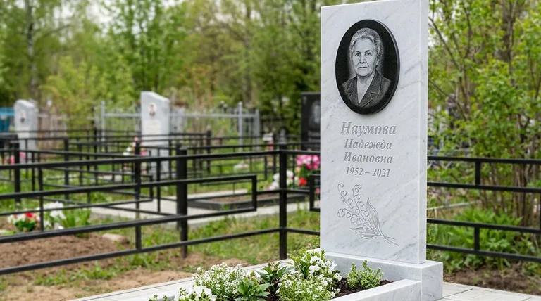 Памятник с гравировкой ландышей — выполненная работа «Наумова» в Перми