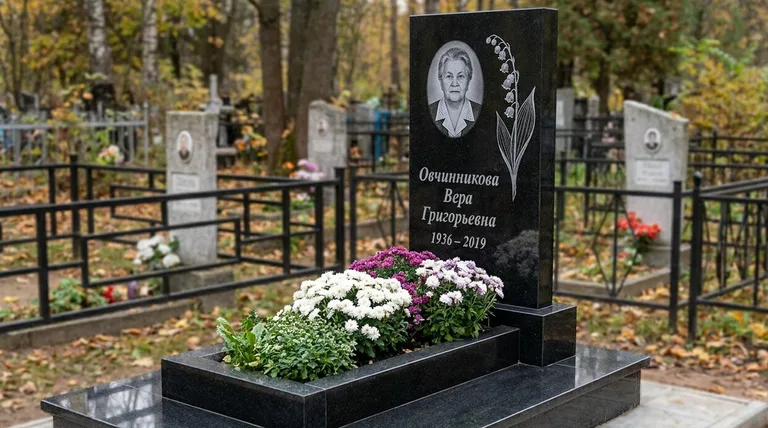 Памятник с гравировкой ландышей — выполненная работа «Овчинникова» в Перми
