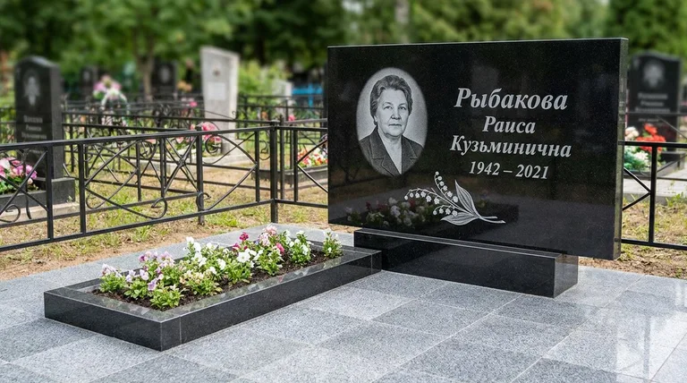 Памятник с гравировкой ландышей — выполненная работа «Рыбакова» в Перми