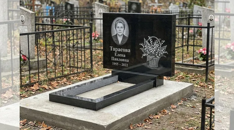 Памятник с гравировкой ландышей — выполненная работа «Тарасова» в Перми
