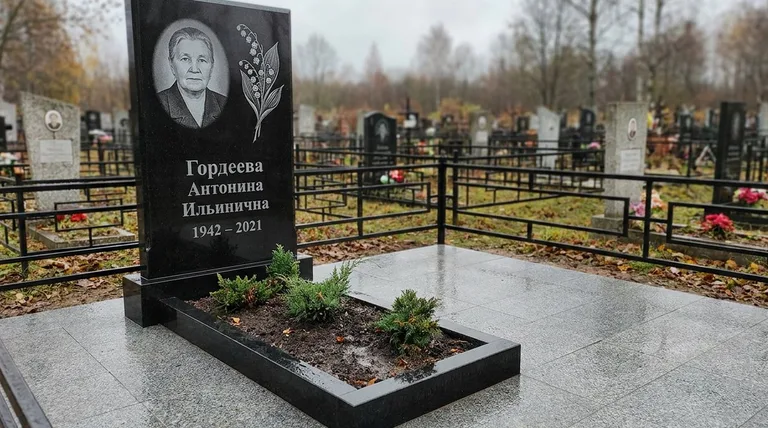 Памятник с гравировкой ландышей — выполненная работа «Гордеева» в Перми