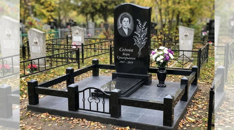 Памятник с гравировкой ландышей — выполненная работа «Седова» в Перми