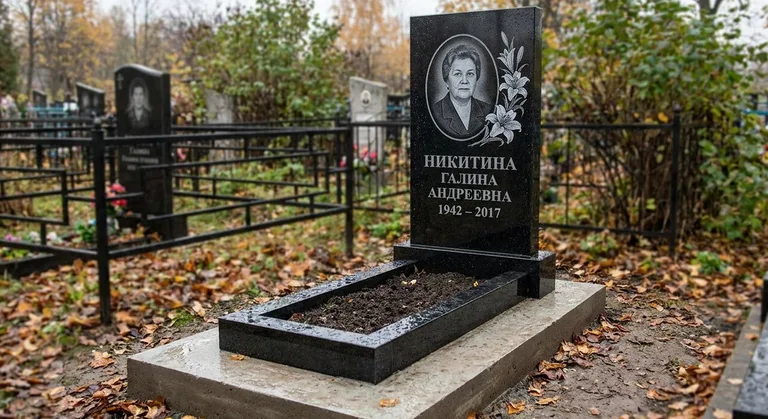Памятник с гравировкой лилий — выполненная работа «Никитина» в Перми