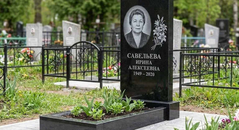 Памятник с гравировкой лилий — выполненная работа «Савельева» в Перми