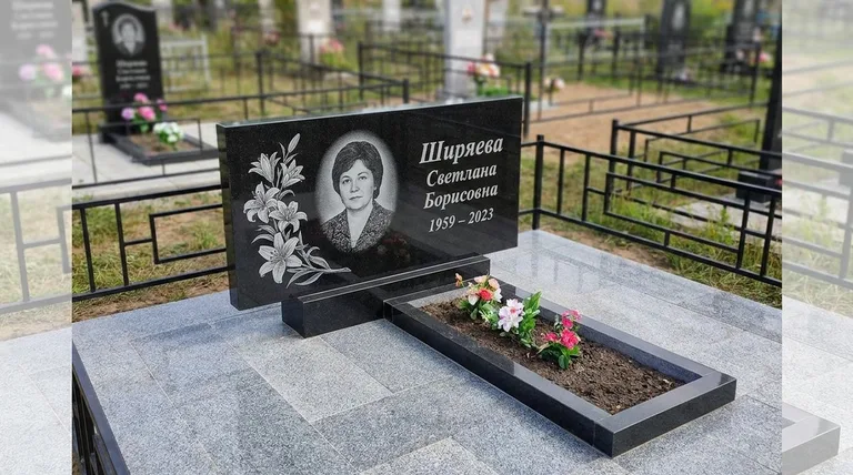 Памятник с гравировкой лилий — выполненная работа «Ширяева» в Перми