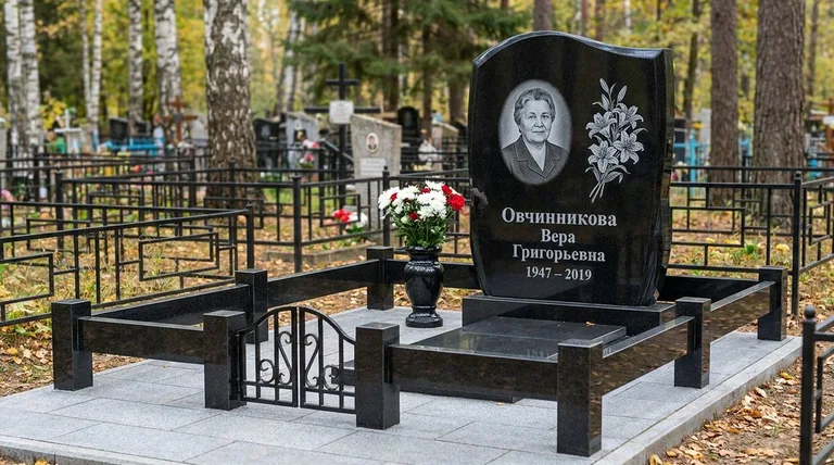 Памятник с гравировкой лилий — выполненная работа «Овчинникова» в Перми