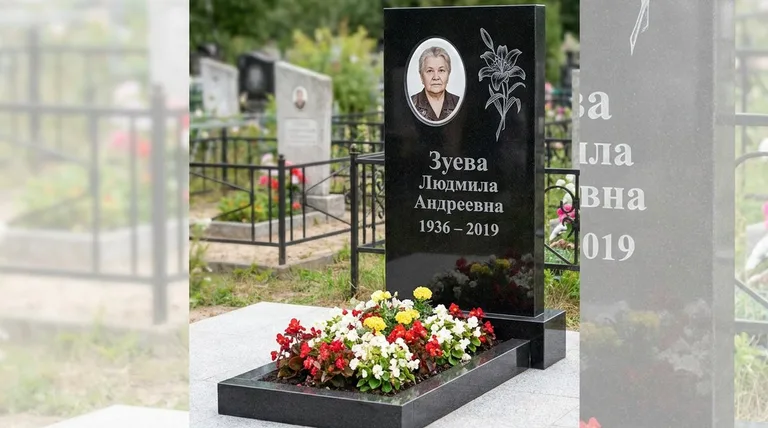 Памятник с гравировкой лилий — выполненная работа «Зуева» в Перми