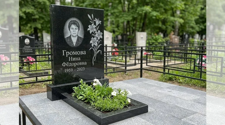 Памятник с гравировкой лилий — выполненная работа «Громова» в Перми