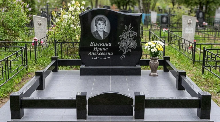 Памятник с гравировкой лилий — выполненная работа «Волкова» в Перми