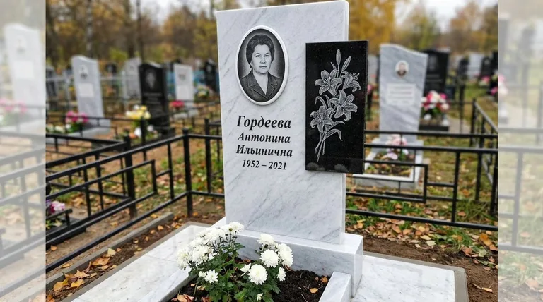 Памятник с гравировкой лилий — выполненная работа «Гордеева» в Перми