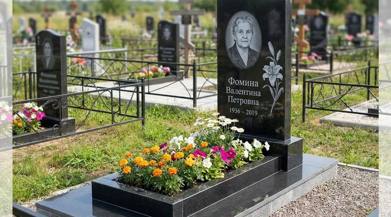 Памятник с гравировкой лилий — выполненная работа «Фомина» в Перми