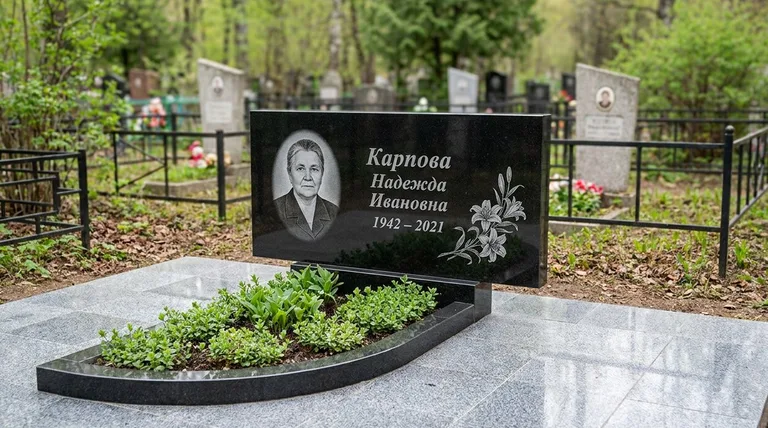 Памятник с гравировкой лилий — выполненная работа «Карпова» в Перми