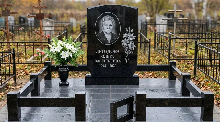 Памятник с гравировкой лилий — выполненная работа «Дроздова» в Перми