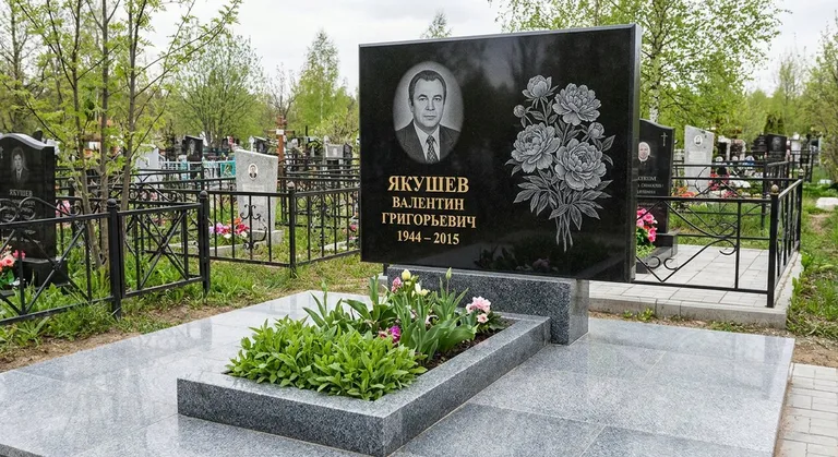 Памятник с гравировкой пионов — выполненная работа «Якушев» в Перми