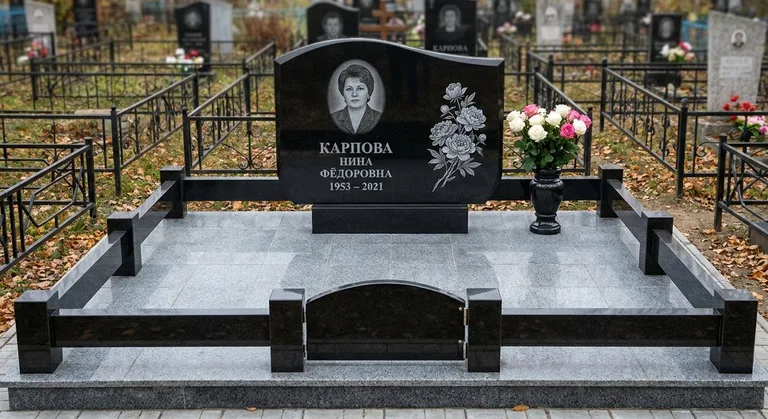 Памятник с гравировкой пионов — выполненная работа «Карпова» в Перми