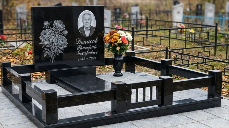 Памятник с гравировкой пионов — выполненная работа «Денисов» в Перми