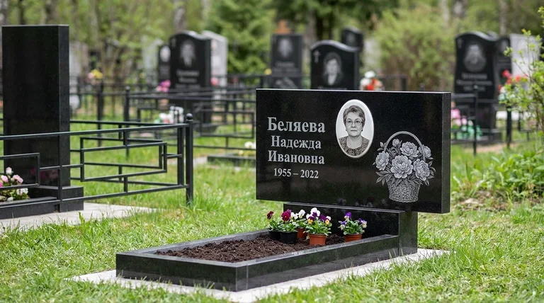 Памятник с гравировкой пионов — выполненная работа «Беляева» в Перми