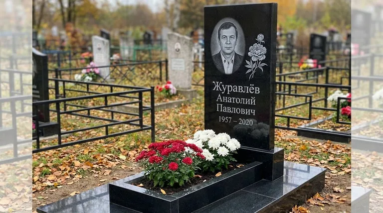 Памятник с гравировкой пионов — выполненная работа «Журавлёв» в Перми