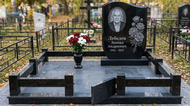 Памятник с гравировкой пионов — выполненная работа «Лебедев» в Перми