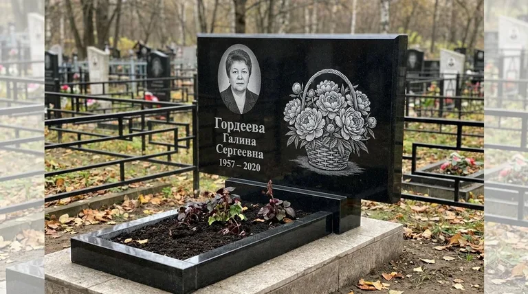 Памятник с гравировкой пионов — выполненная работа «Гордеева» в Перми
