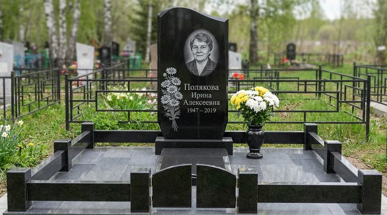 Памятник с гравировкой ромашек — выполненная работа «Полякова» в Перми