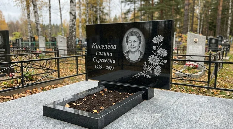 Памятник с гравировкой ромашек — выполненная работа «Киселёва» в Перми