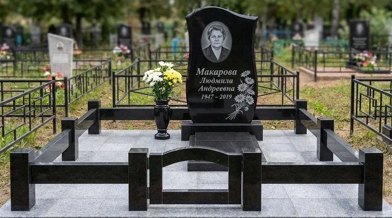 Памятник с гравировкой ромашек — выполненная работа «Макарова» в Перми