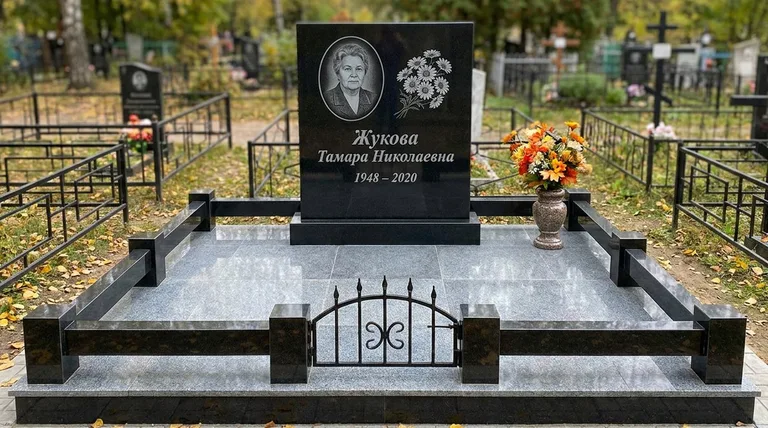 Памятник с гравировкой ромашек — выполненная работа «Жукова» в Перми