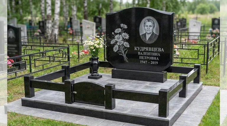 Памятник с гравировкой ромашек — выполненная работа «Кудрявцева» в Перми